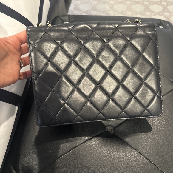 CHANEL LIMITED DESIGN LAMBSKIN BAG. EXCELLENT CONDITION W/ BOX, DUST BAG & PAPER - Picture 4 of 9